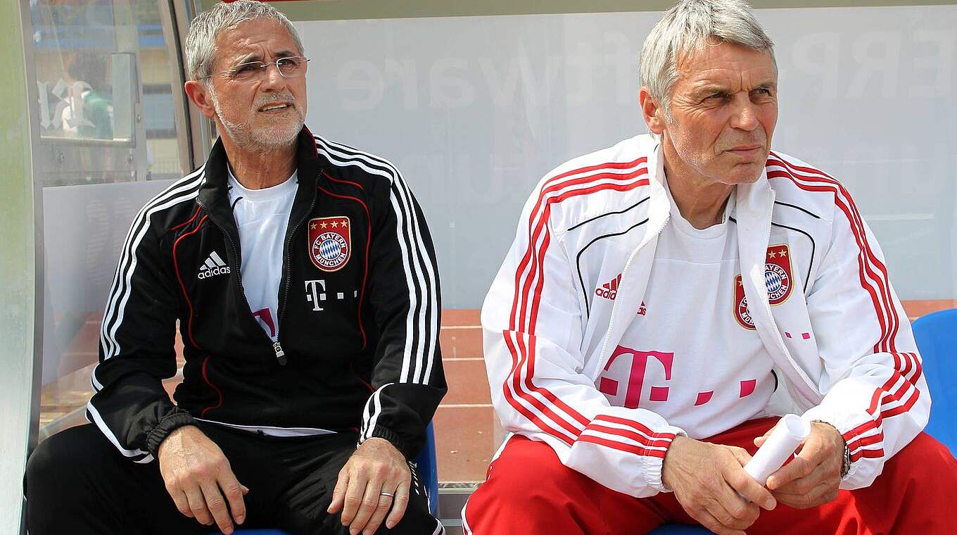 Co-Trainer beim Herzensverein: Gerd Müller (l.) auf der Trainerbank des FC Bayern © imago