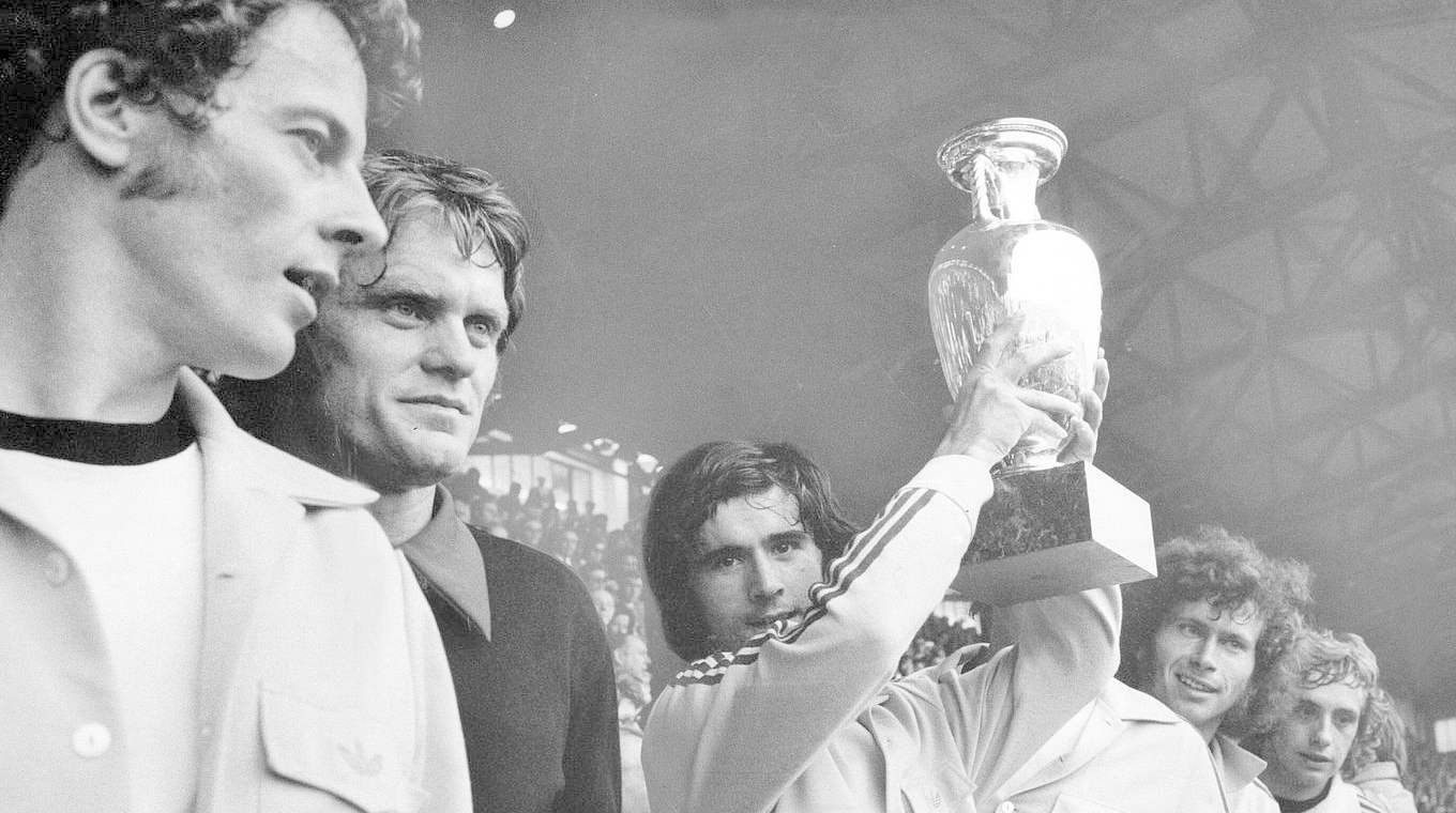 Europameister 1972: Müller jubelt mit der Trophäe © imago