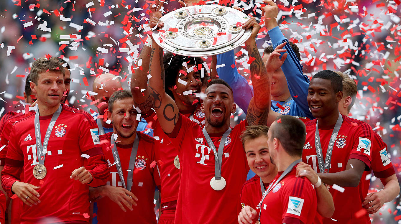 Meister mit dem Rekordmeister: Jerome Boateng (M.) 2015 mit der Schale in München © 2015 Getty Images