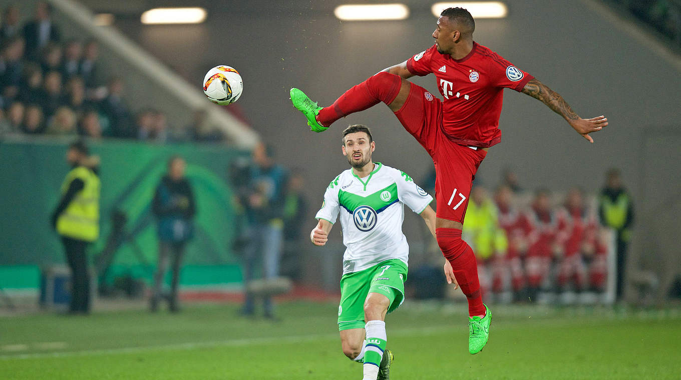 Oft turmhoch über der Konkurrenz: Abwehrchef Boateng (r.) beim Pokalsieg in Wolfsburg © imago/Camera 4