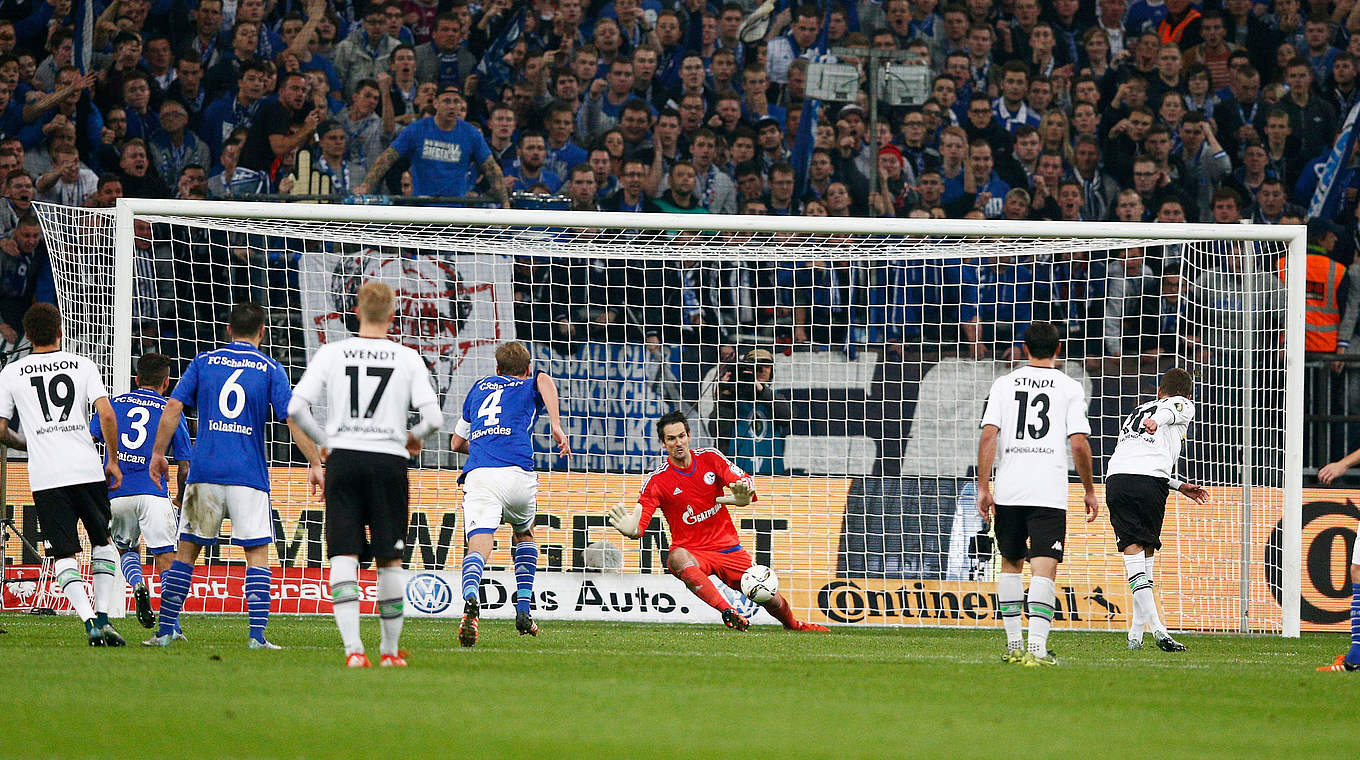 Thorgan Hazard verwandelt den Elfmeter und sorgt mit dem 2:0 für die Vorentscheidung in der 53.Minute. © 2015 Getty Images