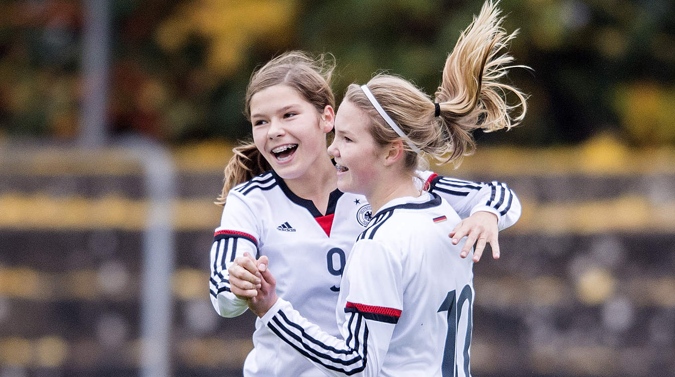 Markieren drei der sechs Treffer: Laura Haas (r.) und Pauline Berning © 2015 Getty Images