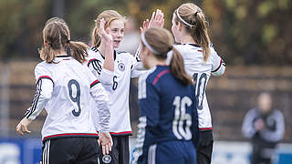 Perfekter Start: Sjoeke Nüsken (2.v.l.) trifft in der ersten Minute © 2015 Getty Images