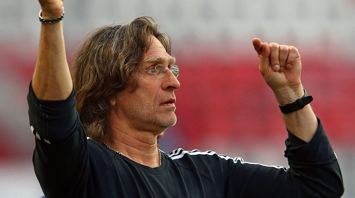 Will gegen formstarke Düsseldorfer bestehen: Schalke-Trainer Norbert Elgert © 2015 Getty Images