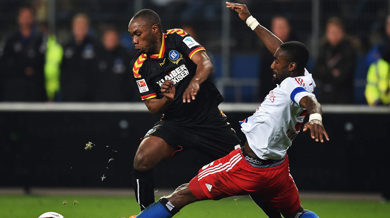 Der Moment, in dem fast alle fallen: Djourou (r.) foult Yabo (l.), doch der spielt weiter © 2015 Getty Images