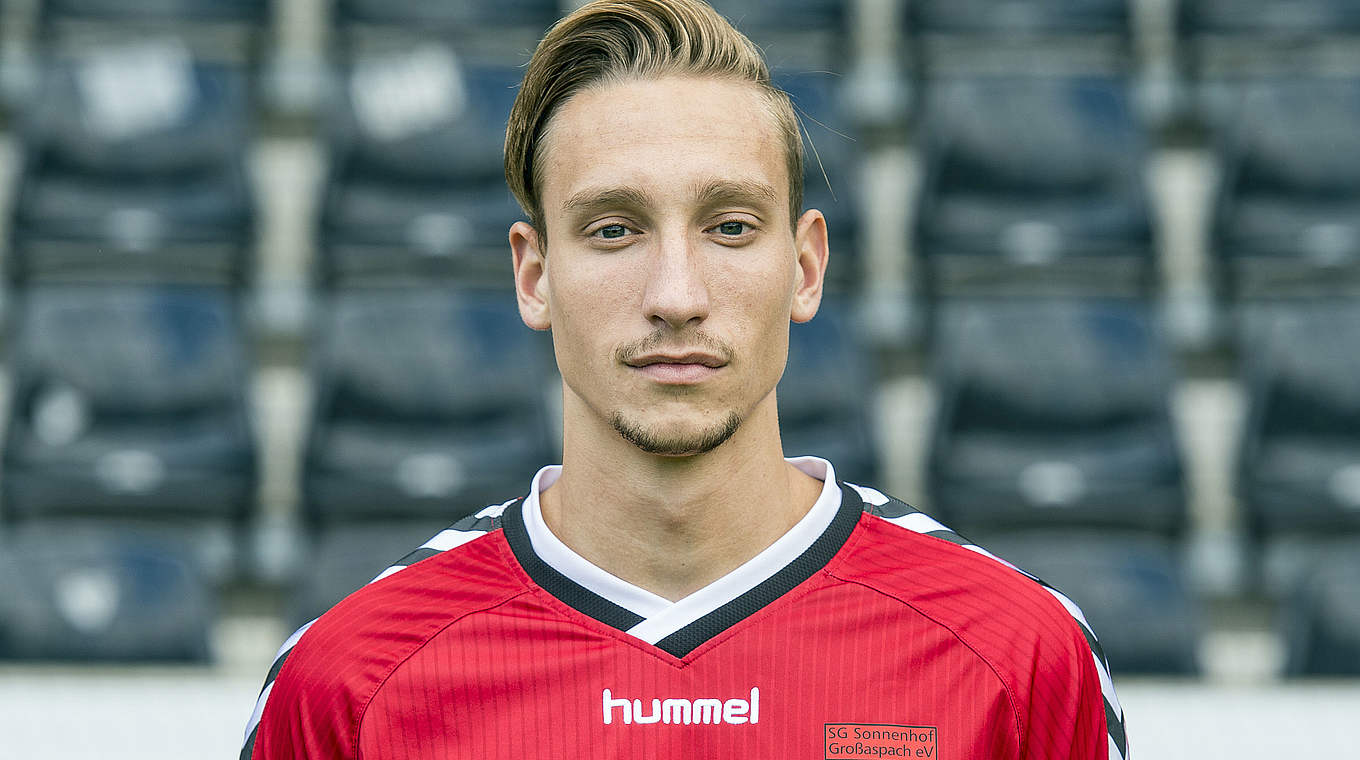 Fehlt Sonnenhof Großaspach bei Holstein Kiel: Tobias Schröck sitzt eine Gelb-Sperre ab © 2015 Getty Images