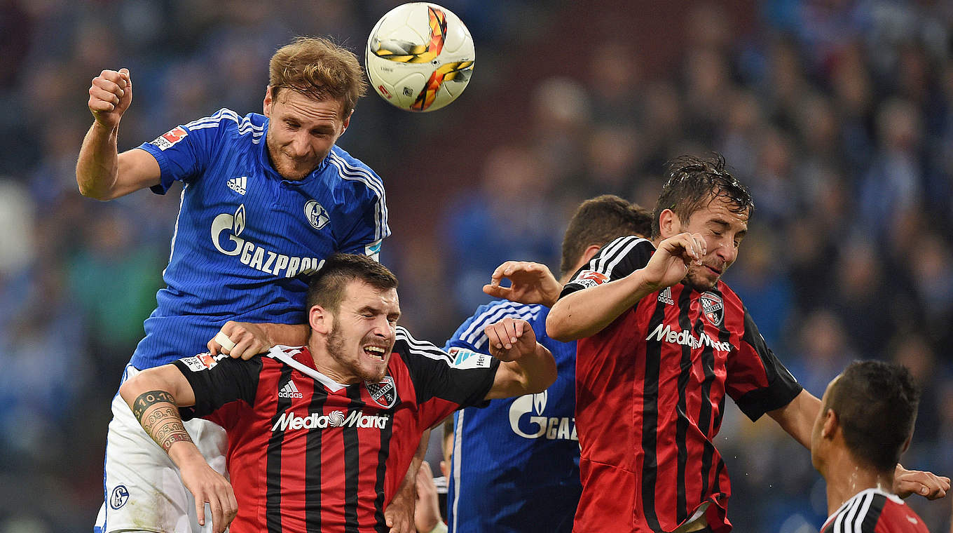 S04-Kapitän Benedikt Höwedes (l.): "Es liegt nur an uns, in welche Richtung es geht" © 2015 Getty Images