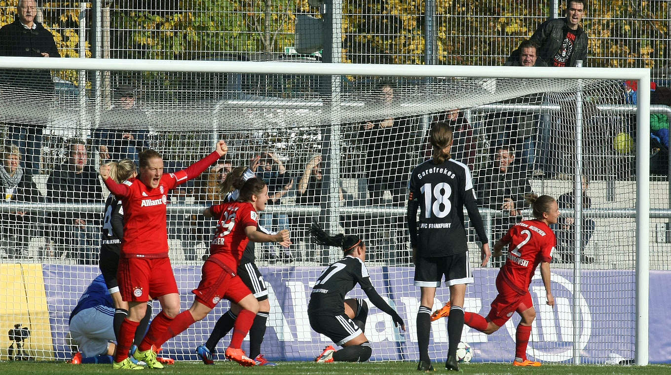 Der Ball ist drin: Bayern-Kapitänin Behringer (l.) jubelt, Lewandowski (r.) dreht ab © Alfred Harder