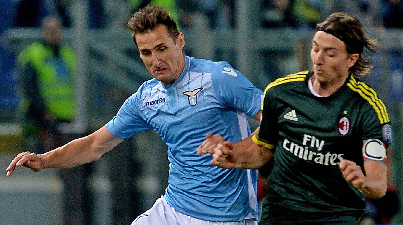Ohne Tor gegen den AC Mailand: Lazios Weltmeister Miroslav Klose (l.) © 2015 AFP/Getty Images
