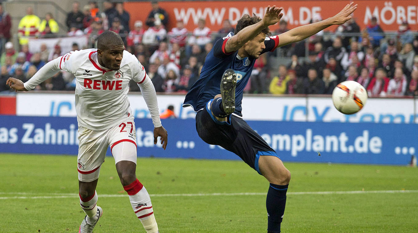 Kein Strafstoß: Modeste (l.) köpft, Strobl leitet den Ball per Hand ab © imago/Sven Simon