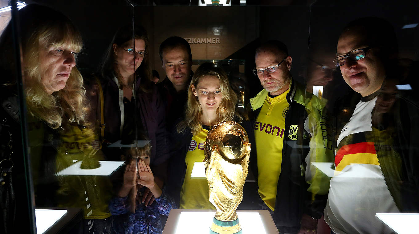 Pokal mit Anziehungskraft: Die Besucher umringen den Weltpokal © 2015 Getty Images