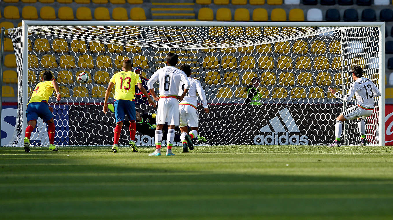 Das vorentscheidende 2:0: Bryan Salazar (r.) verwandelt für Mexiko den Elfmeter © FIFA/FIFA via Getty Images