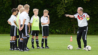 DFB-Trainer Paul Schomann erklärt den Spielern den Pass mit der Innenseite. © Marc Kuhlmann