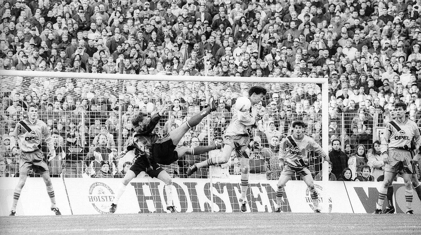 Binz beim Seitfallzieher: Bayern verliert 1:4 in Frankfurt und die Tabellenführung 1995 © imago sportfotodienst