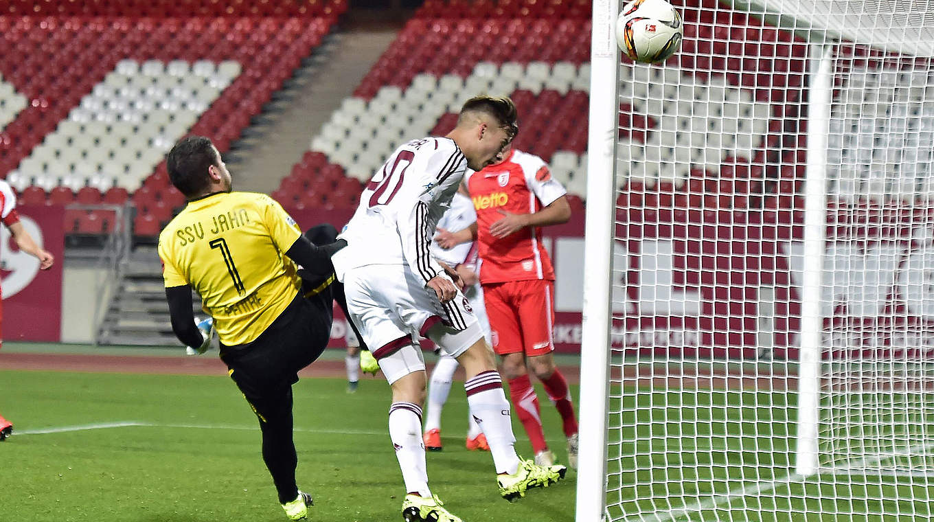 17. Spieltag in der Bayern-Staffel: 1. FC Nürnberg II - SSV Jahn Regensburg 3:1 (1:1): Ivan Knezevic (2.v.l.) köpft zum 1:1 für den Club ein. Zum Ende der Hinrunde verliert der Jahn sein Gastspiel bei der U 23 des 1. FC Nürnberg nach eigener 1:0-Führung. © imago/Zink