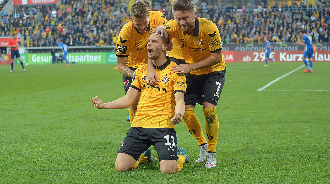 Zum fünften Mal "Spieler des Spieltags" in der 3. Liga: Dresdens Torjäger Justin Eilers (M.) © 2015 Getty Images