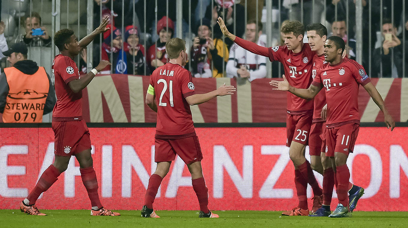 Führungstreffer von Lewandowski (2.v.r.): Lahm und Müller bejubeln den Torschützen © GUENTER SCHIFFMANN/AFP/Getty Images