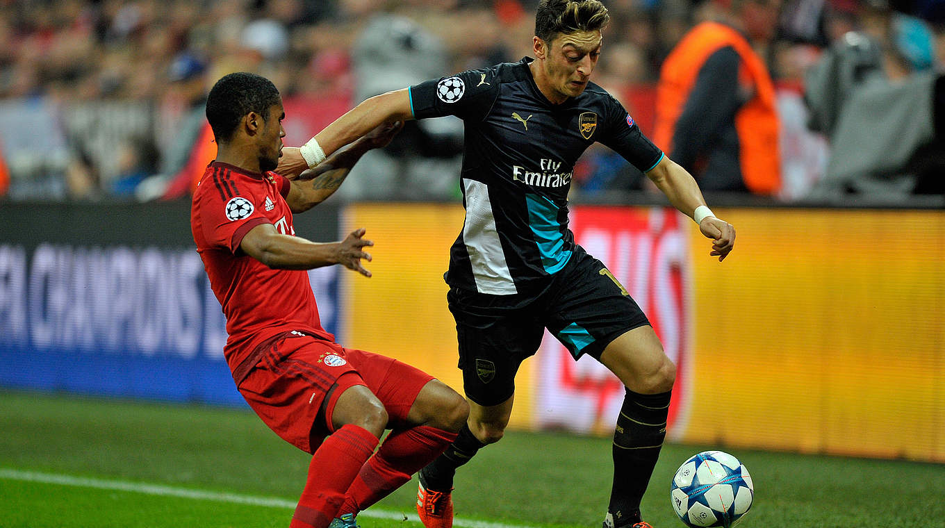 Kann die Niederlage nicht verhindern: Arsenals Torjäger Mesut Özil (r.) © 2015 Getty Images