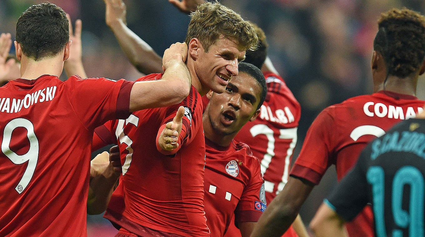 Jubel beim Rekordmeister: Bayern und Weltmeister Müller (M.) glänzen gegen Arsenal © CHRISTOF STACHE/AFP/Getty Images