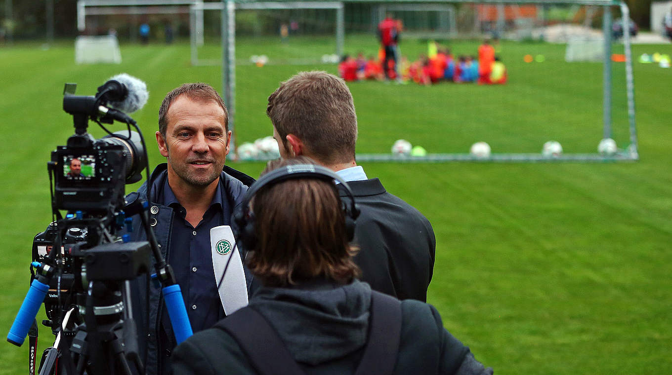 DFB-Sportdirektor Hansi Flick: "Es wird immer so sein, dass die Theorie der Praxis dient" © 2015 Getty Images