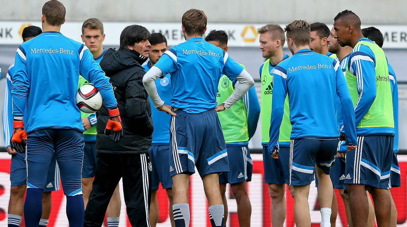 Zwei Klassiker zum Jahresabschluss: Joachim Löw versammelt sein Team in München © 2015 Getty Images