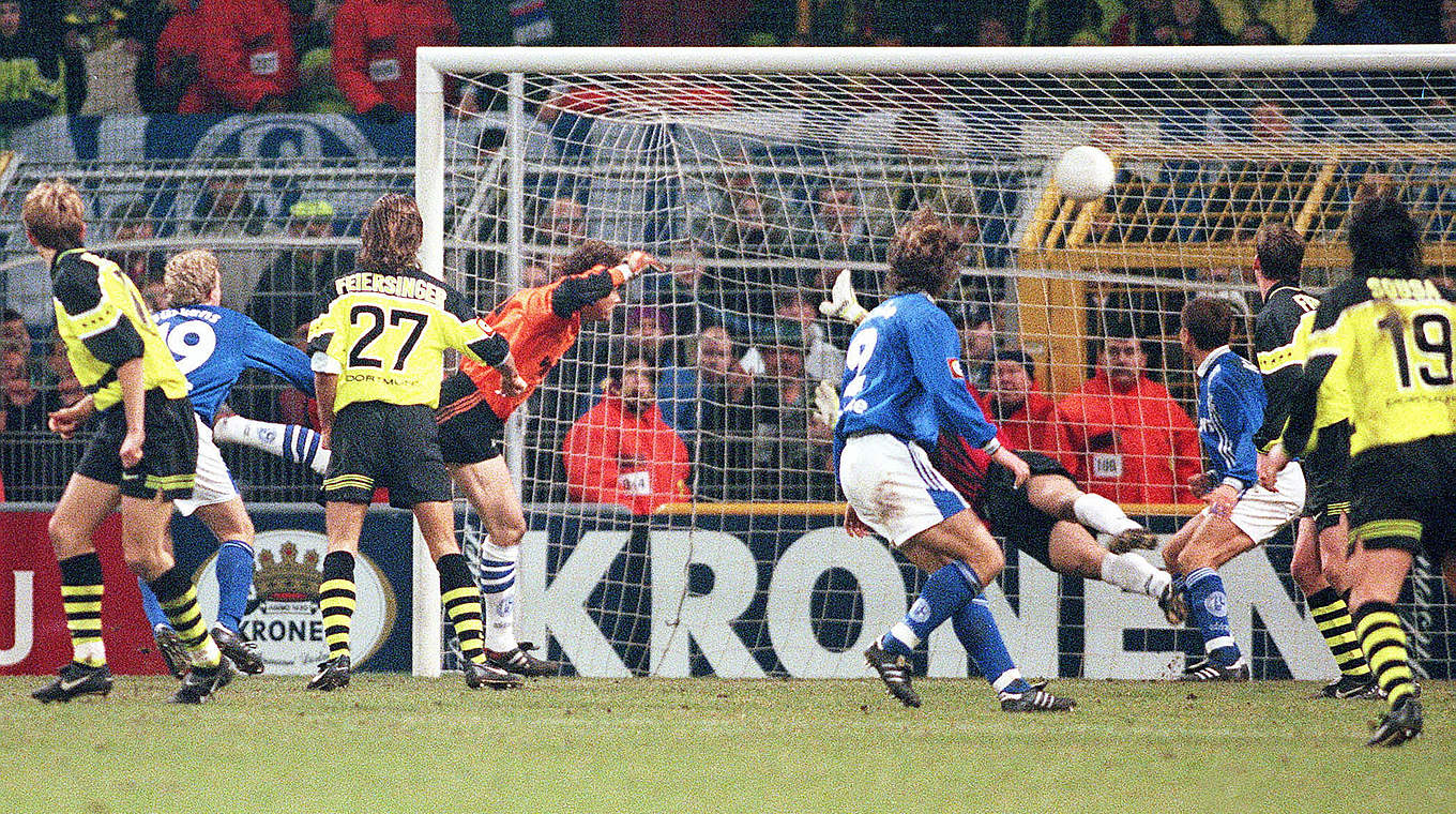 Historisches erstes Feldtor eines Keepers: Schalkes Lehmann (4.v.l.) trifft den BVB 1997 © imago