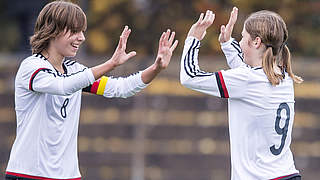 Auch wieder mit dabei: Lena Sophie Oberdorf (l.) und Pauline Berning © 2015 Getty Images