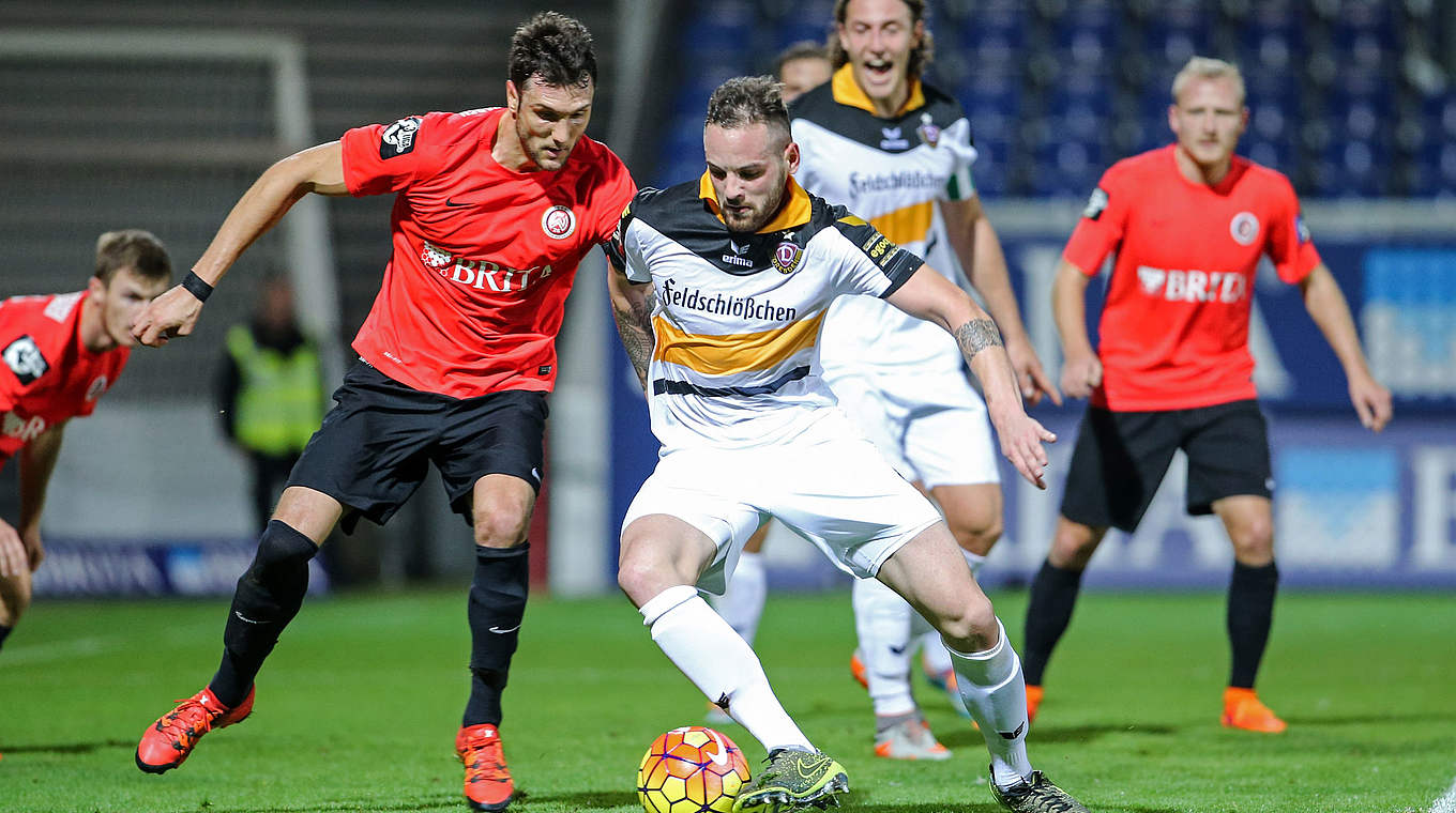 Harter Zweikampf: Kevin Pezzoni (l.) und Giuliano Modica streiten um den Ball © 2015 Getty Images