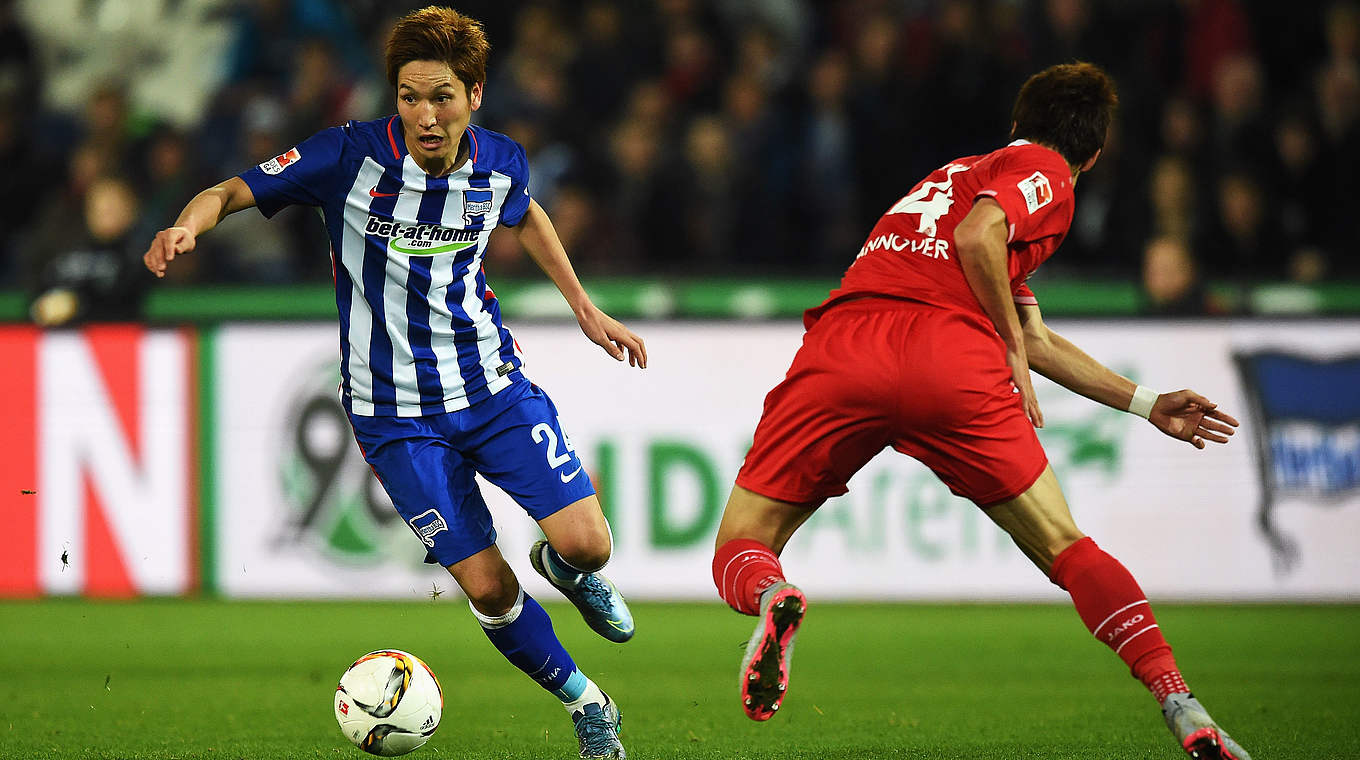 Haraguchi taking on Sakai in the build-up to the first goal of the night © 2015 Getty Images