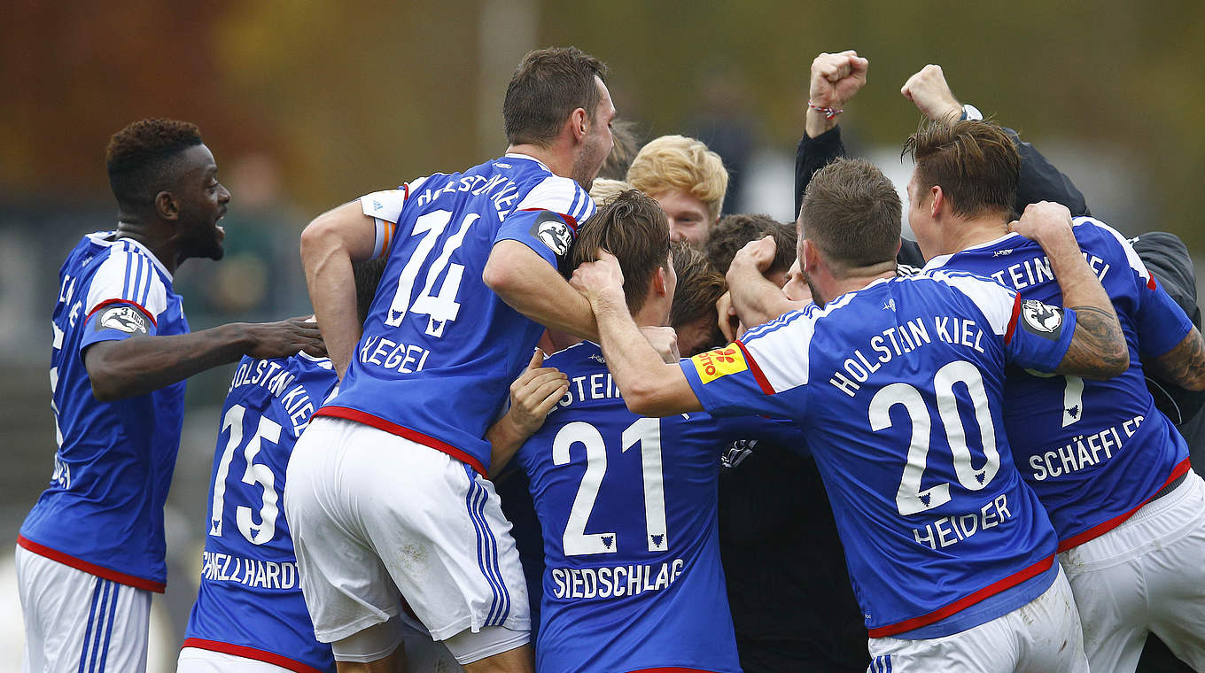 Großer Jubel: Rafael Czichos führt Kiel mit einem Dreierpack zum Sieg gegen Großaspach © 2015 Getty Images