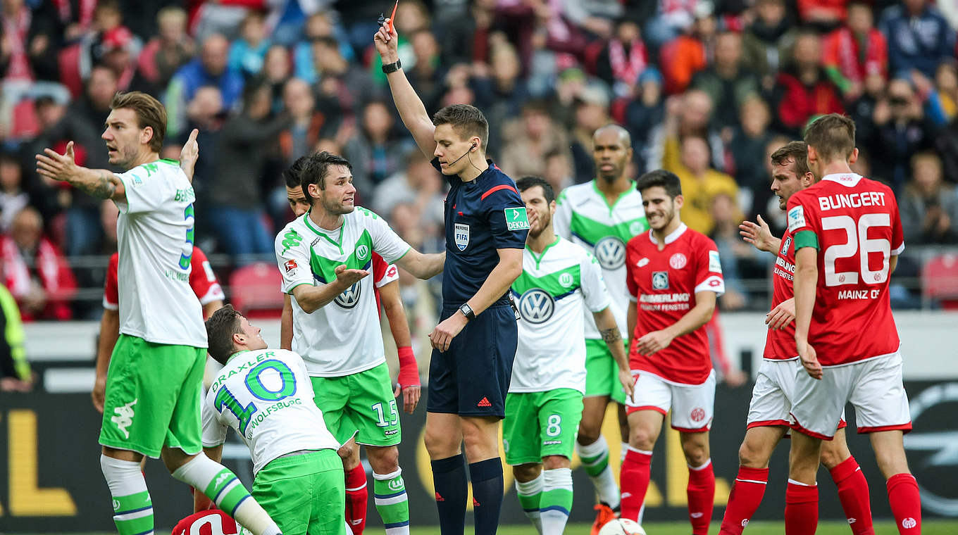 Julian Draxler saw an early red card for a high-footed challenge against Mainz.  © 2015 Getty Images