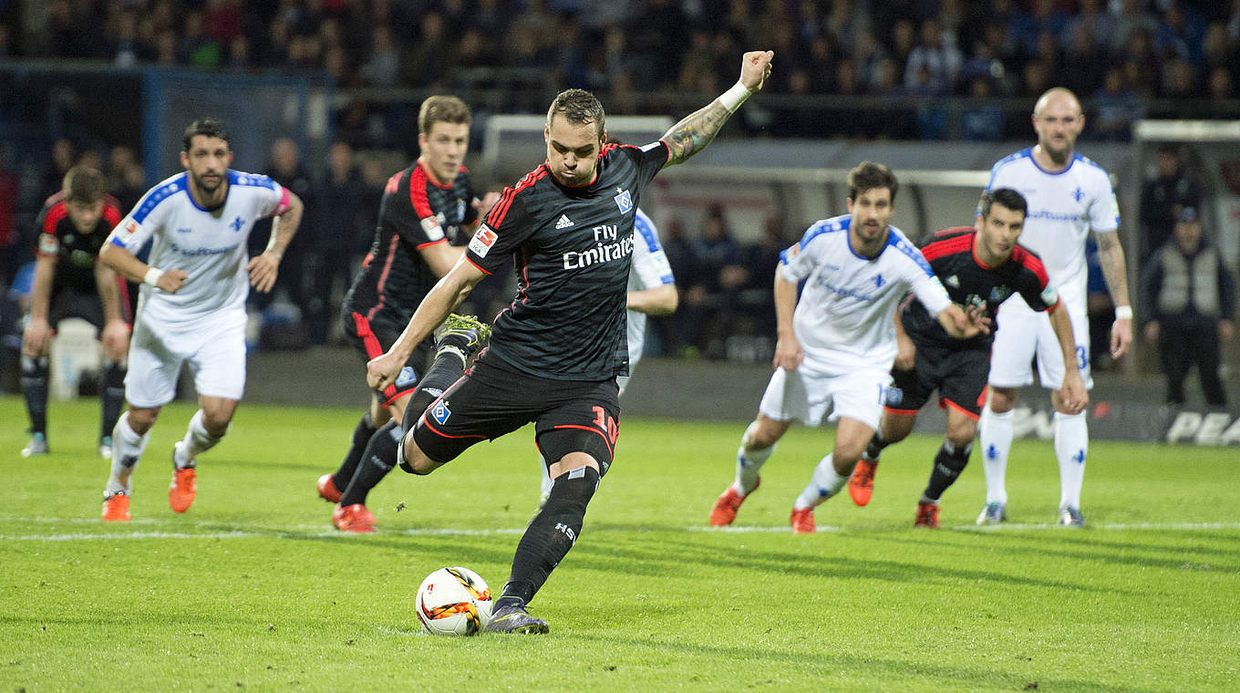 Erzielt eins von zwei Elfmetertoren: Hamburgs Pierre-Michel Lasogga  © 2015 Getty Images