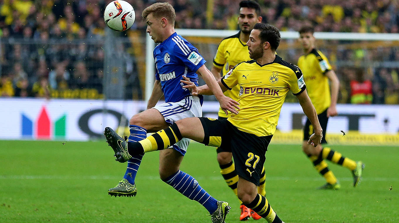 Bissiger Zweikampf: Max Meyer (l.) gegen Dortmunds Gonzalo Castro © 2015 Getty Images