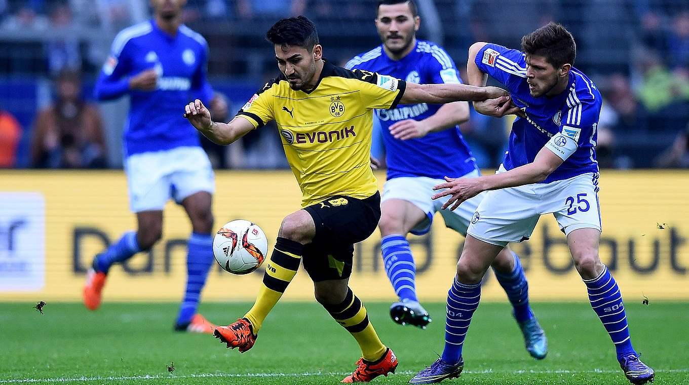 Kampf um jeden Ball: Ilkay Gündogan (M.) im Duell mit Schalkes Klaas-Jan Huntelaar  © 2015 Getty Images