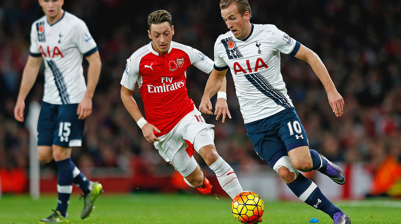 Torvorlage im Duell gegen Tottenham: Mesut Özil (l.) © 2015 Getty Images