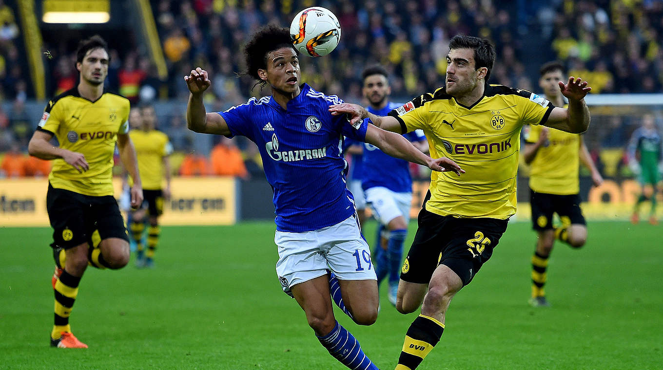 Einsatz im Derby gegen Dortmund: Sané behauptet den Ball © 2015 Getty Images