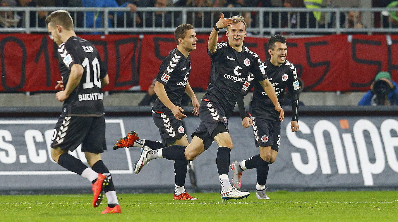 Grund zur Freude: Vierfachtorschütze Lennart Thy (2.v.r.) und der FC St. Pauli © 2015 Getty Images