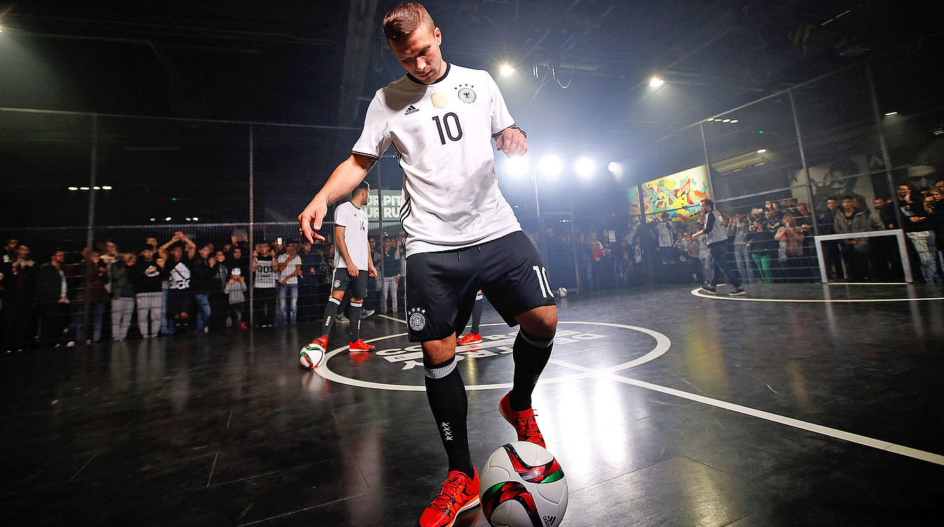... dann zaubert Lukas Podolski mit dem Ball - und der Weltmeister begeistert 700 Fans © 2015 Getty Images For Adidas