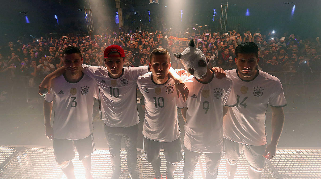 Gruppenbild mit Rappern und neuen Trikots: Hector, Dajuan, Podolski, Cro und Can (v.l.) © 2015 Getty Images For Adidas