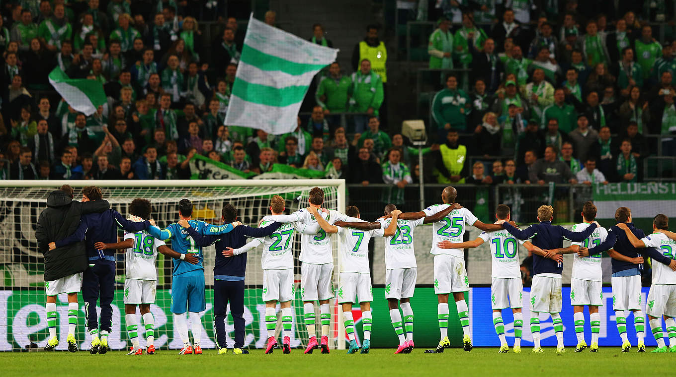 VfL Wolfsburg - ZSKA Moskau 1:0 (1:0): Die VfL-Spieler feiern den CL-Auftaktsieg mit ihren Fans © 2015 Getty Images