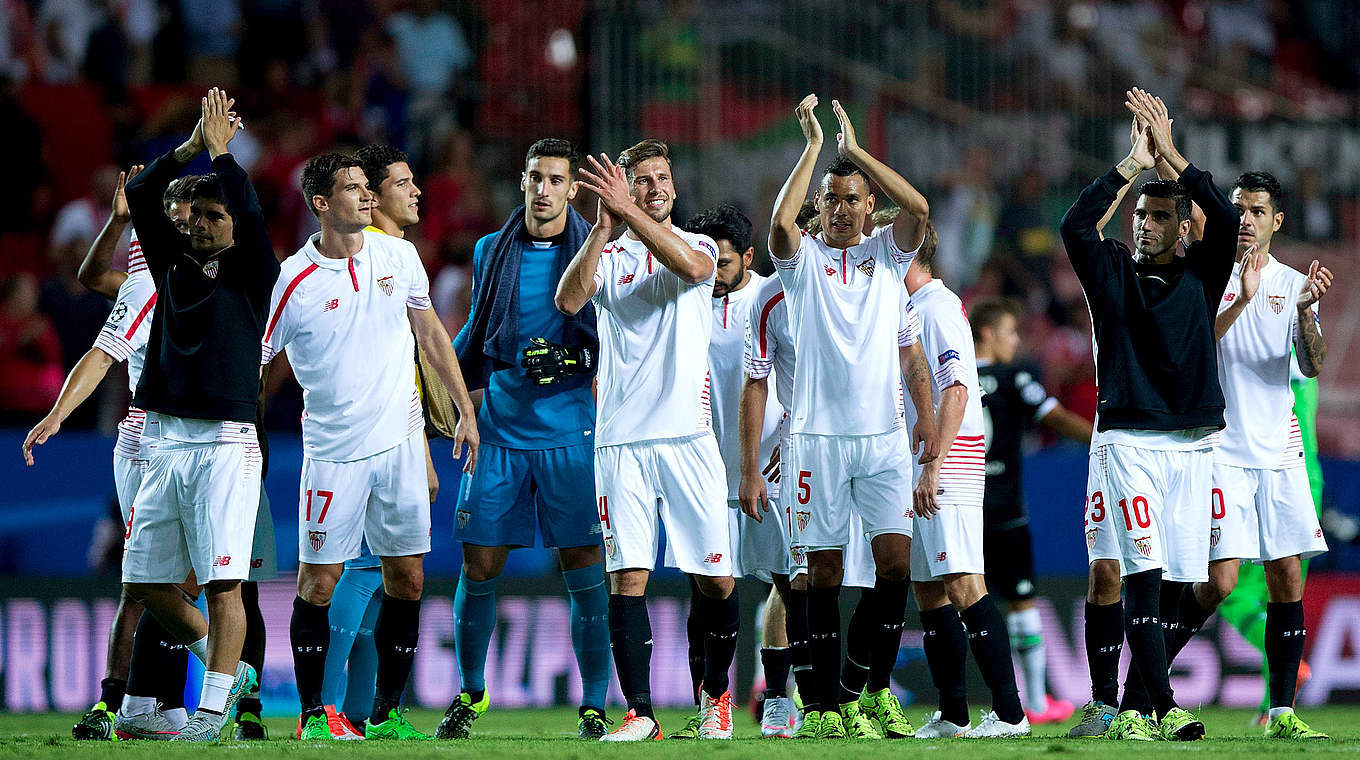 FC Sevilla - Bor. Mönchengladbach 3:0 (0:0): Nach dem Spiel herrscht bei Sevillas Spielern und Fans ausgelassene Stimmung © 2015 Getty Images