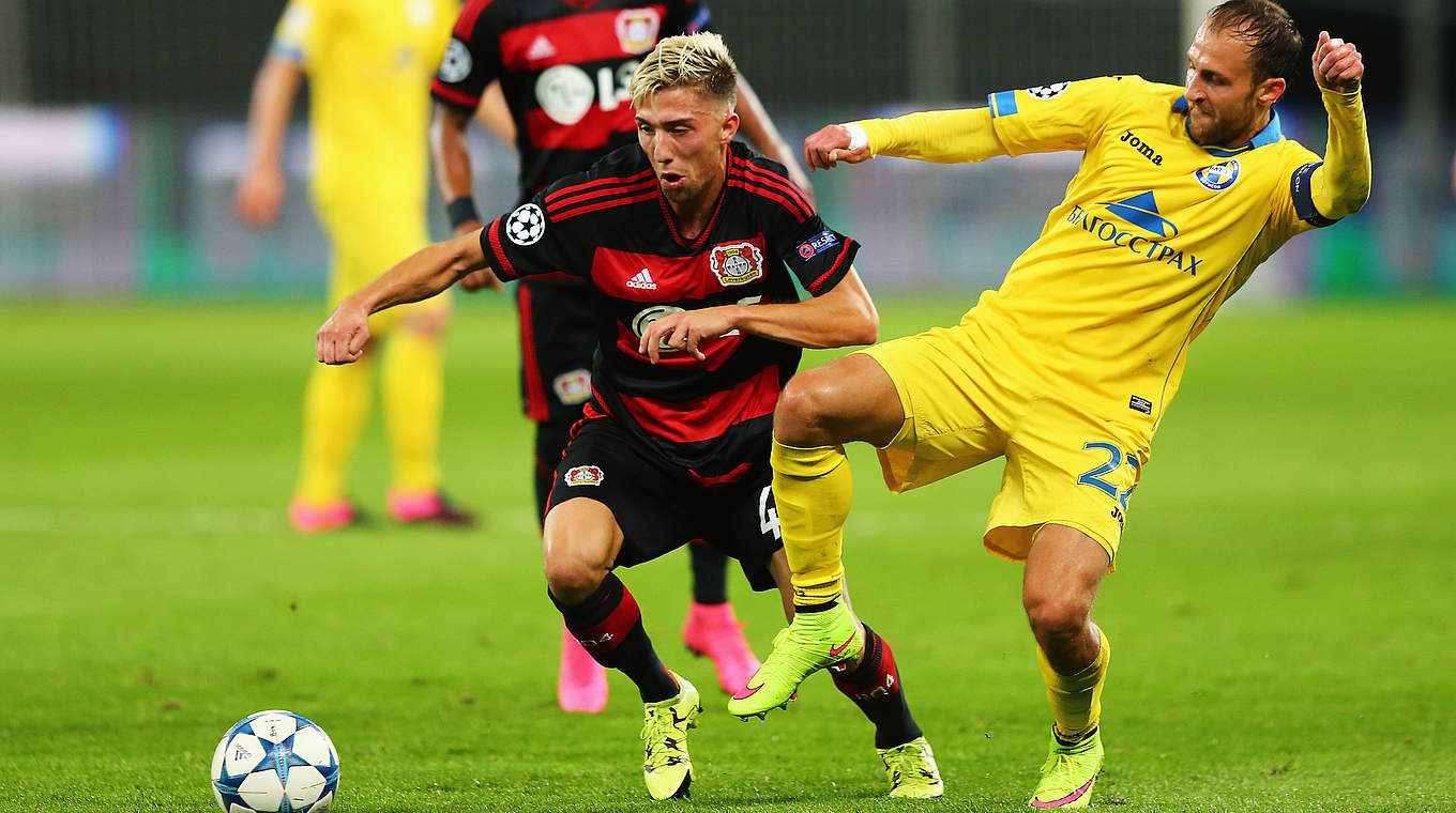 Bayer Leverkusen - BATE Baryssau 4:1 (1:1): Leverkusens Kevin Kampl (l.) im Zweikampf mit Igor Stasevich © 2015 Getty Images