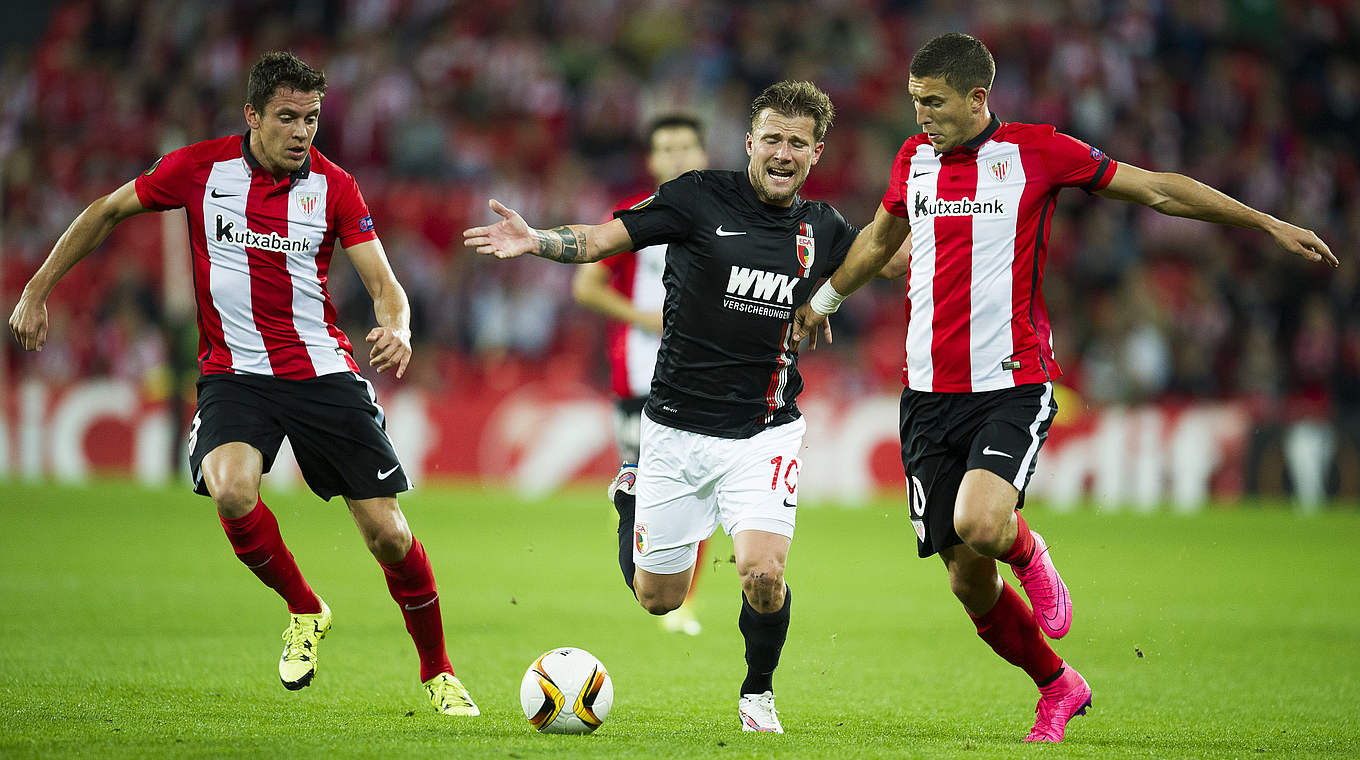Athletic Bilbao - FC Augsburg 3:1 (0:1): Augsburgs Daniel Baier versucht sich gegen Oscar De Marcos (r.) durchzusetzen © 2015 Juan Manuel Serrano Arce