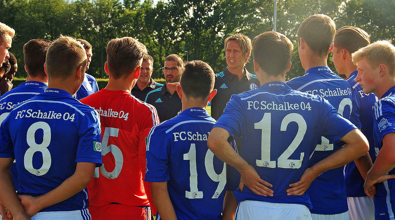 Gespanntes Zuhören: Fahrenhorsts (5.v.r.) Schalker lauschen ihrem Trainer © mspw