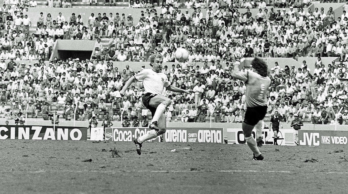 Die Entscheidung im WM-Halbfinale 1986: Völler (l.) trifft zum 2:0 gegen Frankreich © imago