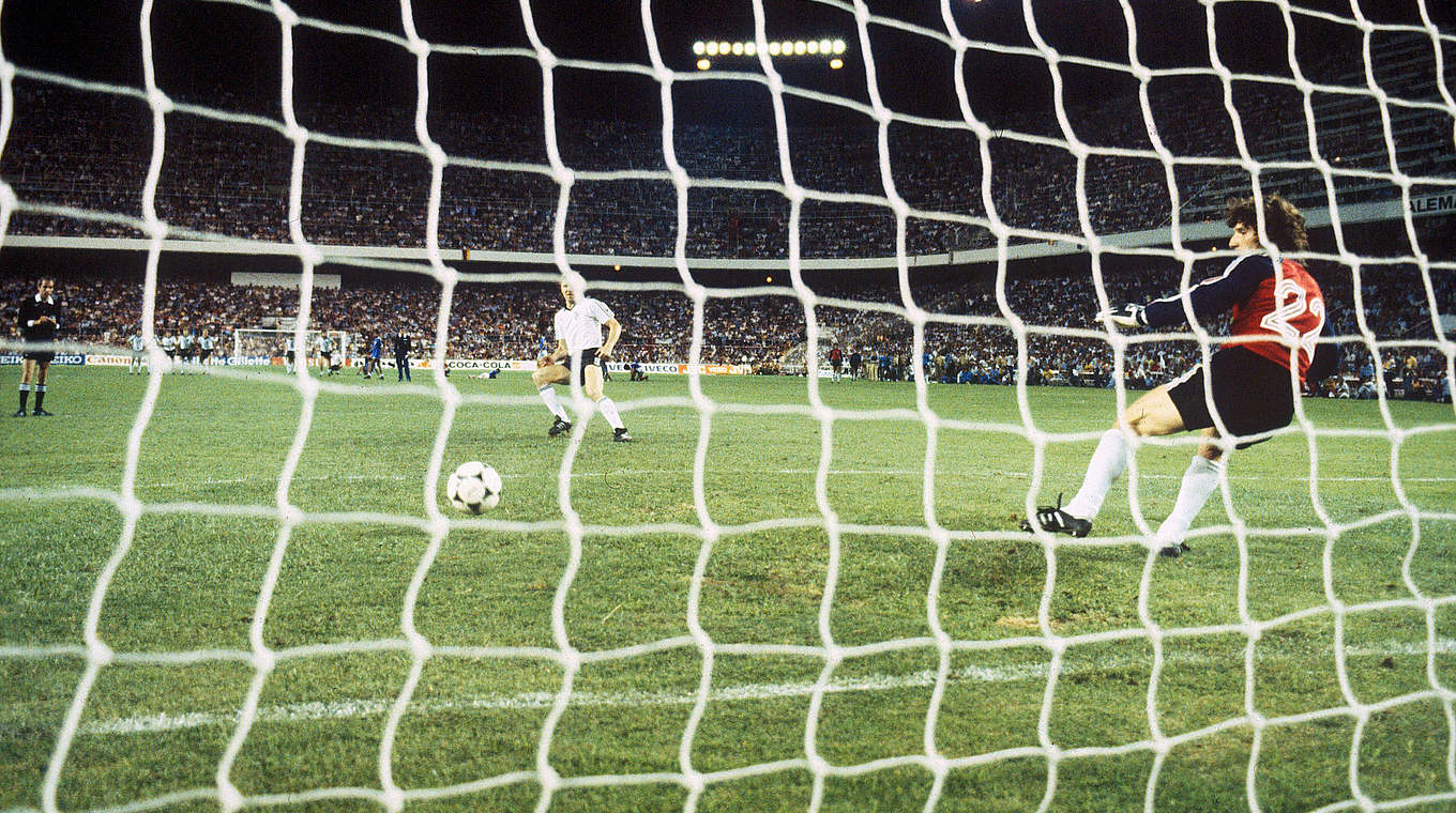 Der entscheidende Elfmeter im WM-Halbfinale 1982: Hrubesch trifft, Deutschland siegt © imago
