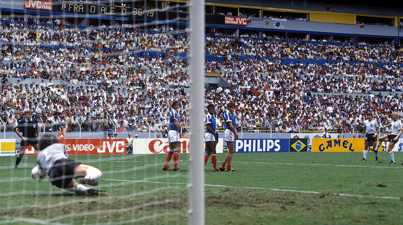 Brehmes scores a freekick against Goalkeeper Bats in the 1986 World Cup © imago