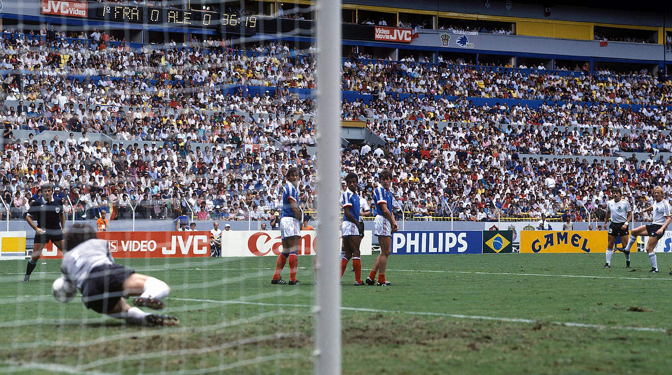 Das Führungstor im WM-Halbfinale 1986: Torwart Bats lässt Brehmes (r.) Freistoß durch © imago