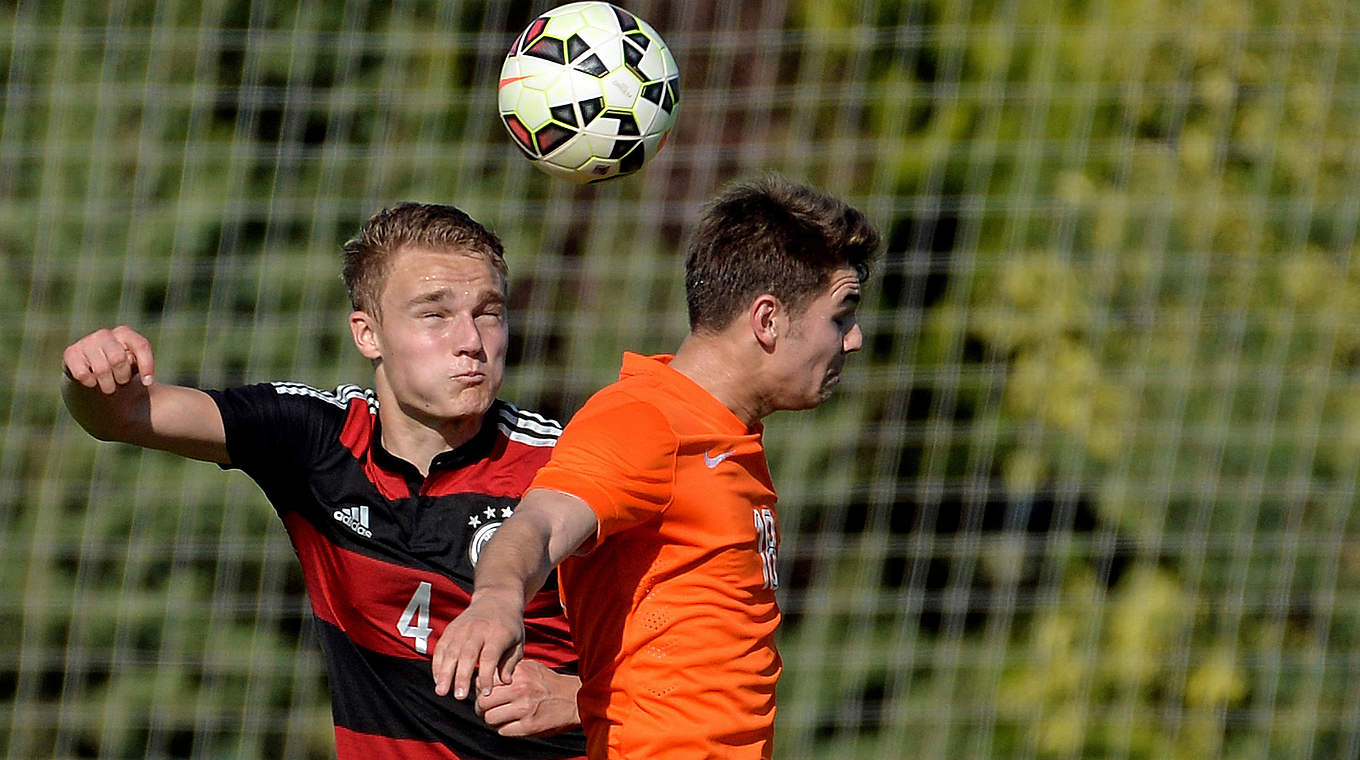 Erfolgreiches Kopfballduell: DFB-Kapitän Amos Pieper © 2015 Getty Images