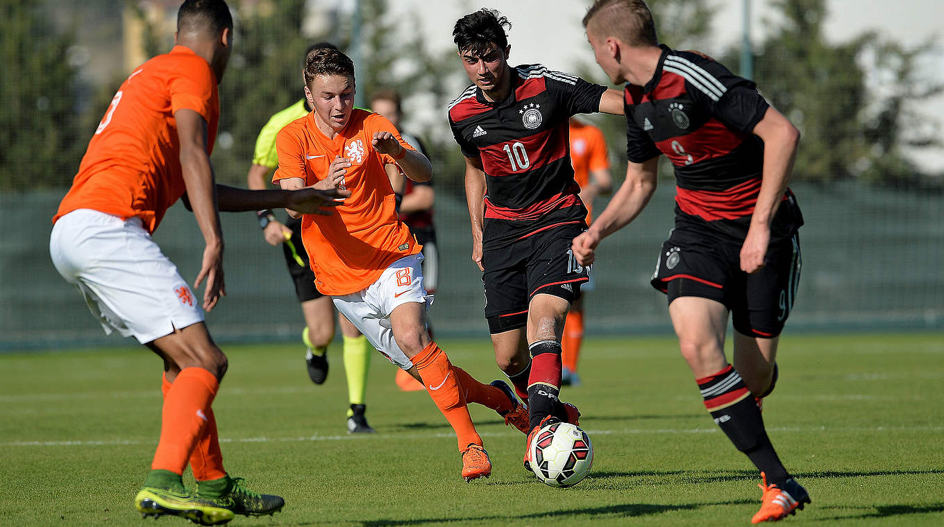 Führt den Ball: Beyhan Ametov (2.v.r.) © 2015 Getty Images